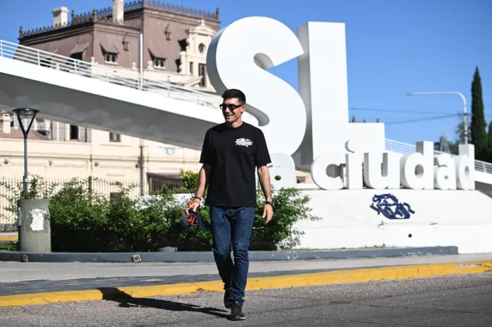 Este domingo a la medianoche, América TV emitirá un especial de Modo Selfie, el ciclo conducido por Agustín Neglia