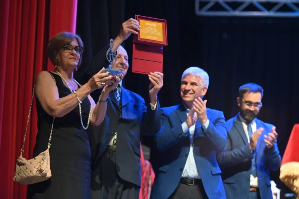 El Cine Teatro San Luis vivió una noche cargada de emoción durante la gala “Mi vida es cantar”, un homenaje al tenor puntano Daniel Fernández.