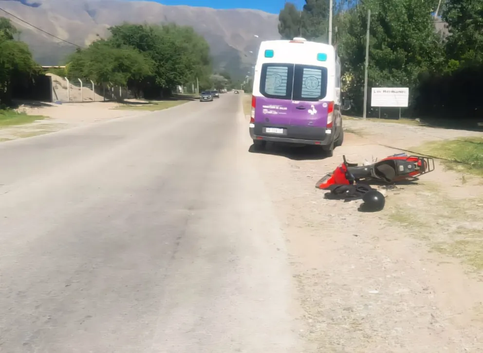 Joven herido al caer de la moto. 
