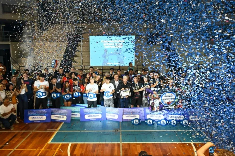 El Gobernador junto a los campeones de la edición 2025.