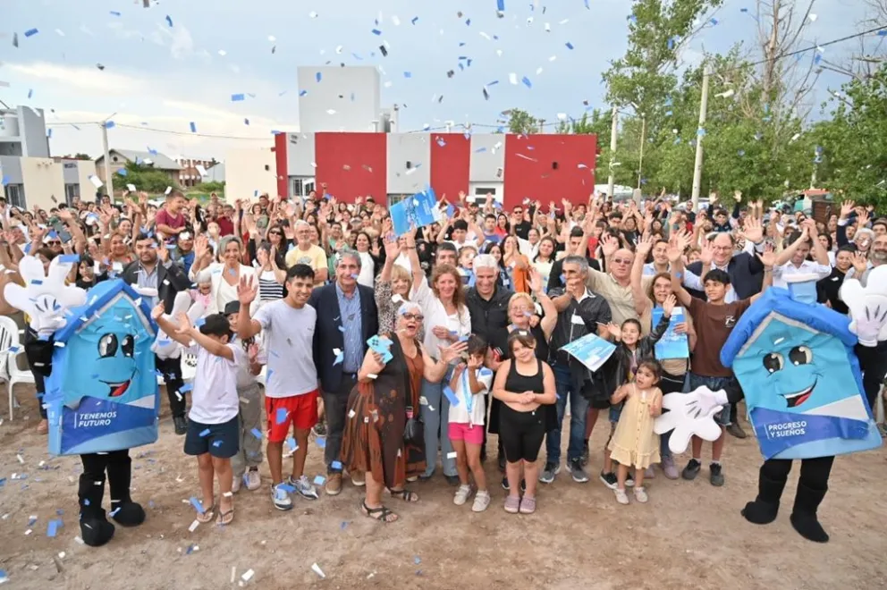 El Gobernador le entregó las llaves de sus nuevos hogares a 28 familias de Tilisarao.