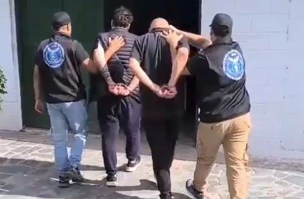 Los detenidos en Merlo, de 31 y 62 años que fueron llevados a la cárcel por orden de la justicia federal. Foto: Pol. San Luis.