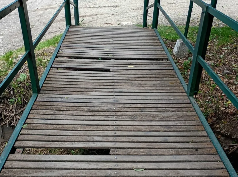 Puente peatonal sobre el arroyo Juan Pérez, un peligro latente para quienes a diario lo utilizan.