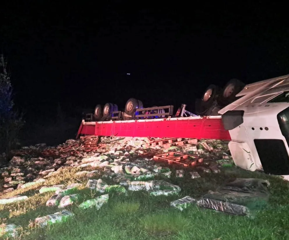 Villa Mercedes: un hombre murió tras el vuelco de un camión en la rotonda de ruta 8 y Circunvalación