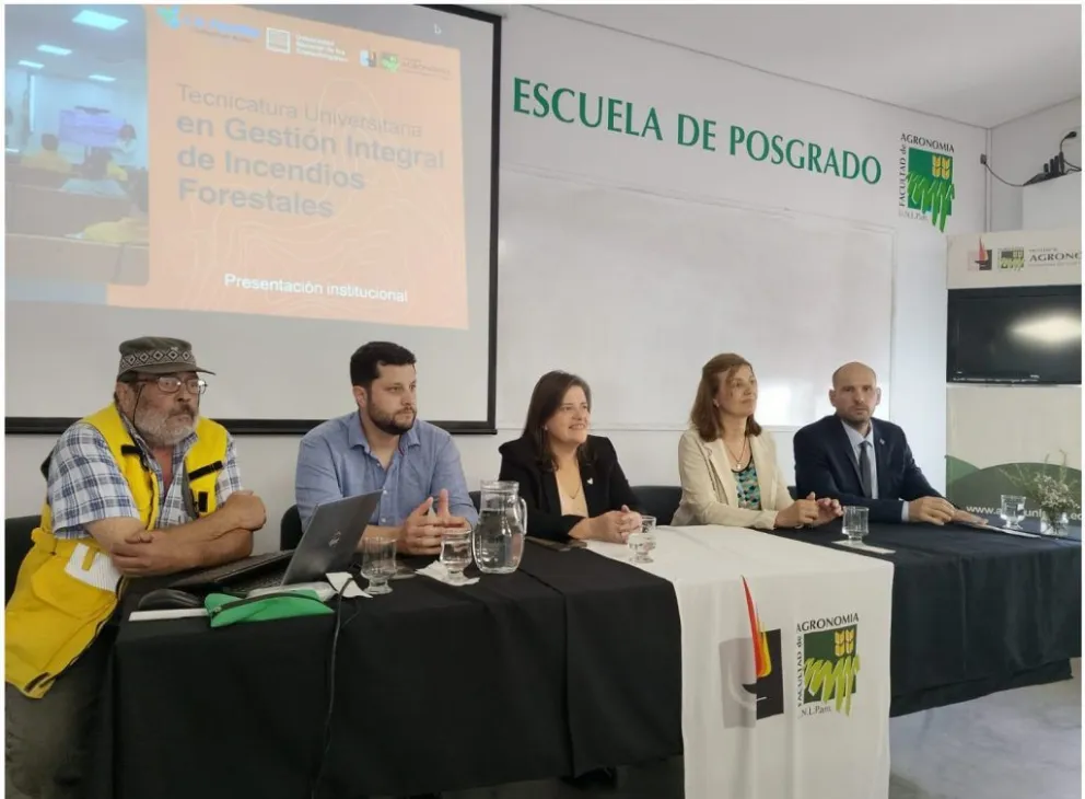La Universidad Nacional de los Comechingones presentó oficialmente en La Pampa su Tecnicatura en Gestión Integral de Incendios Forestales.