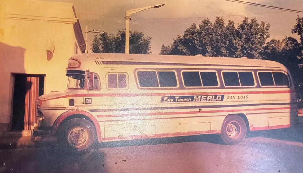 Una de las antiguas lineas de colectivo en Merlo. Foto Gentileza Mirador de Noticias de Sergio Escudero. 