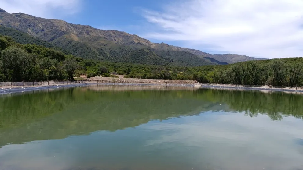 Azud de Piedra Blanca, con capacidad de almacenar 32.000 metros cúbicos de agua cruda. 