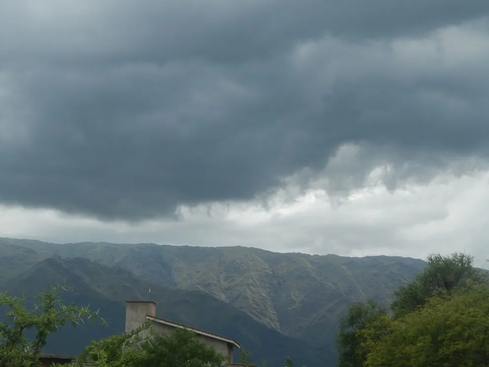 Jueves con alerta por tormentas fuertes en Villa de Merlo y la región. 