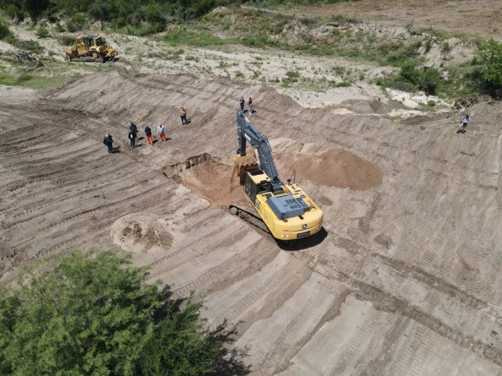 El Gobierno de San Luis, a través de San Luis Agua, dio inicio a la obra de encauzamiento del río Conlara en cercanías de la localidad de Lafinur, en un sector próximo al límite provincial.