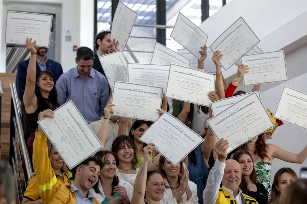 Las nuevas y los nuevos profesionales recibieron su diploma en un clima de alegría.