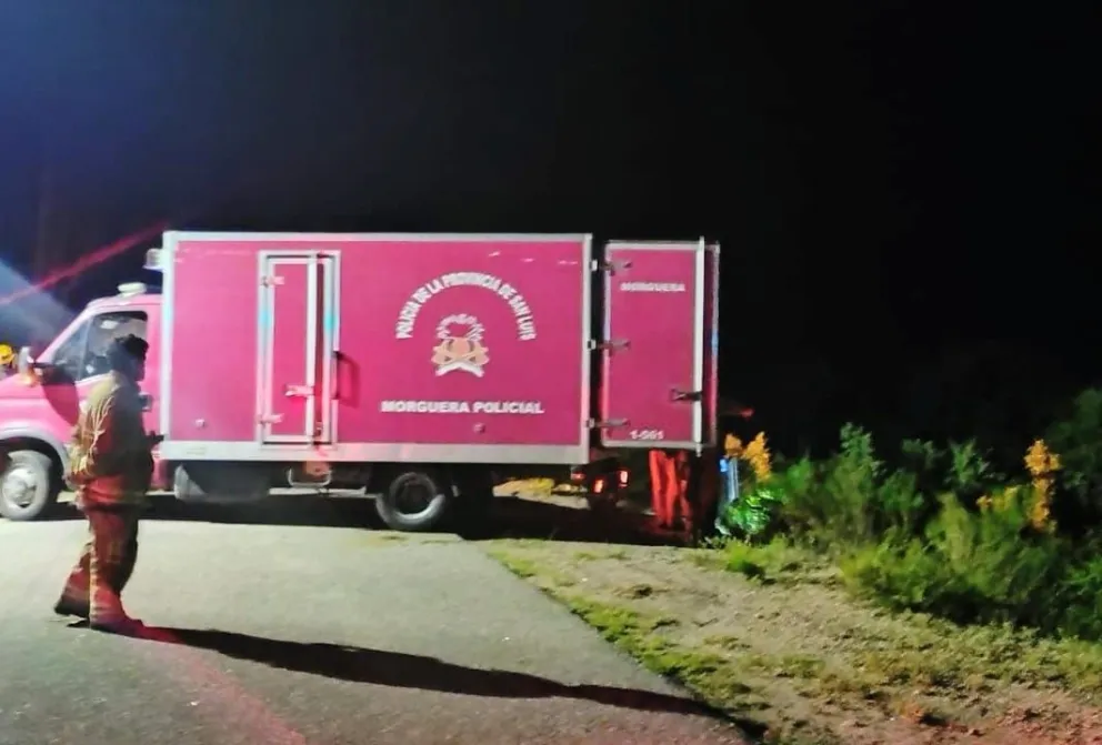 Al arribar al lugar, los policías fueron alertados por un joven de 20 años que realizaba señas sobre la ruta, quien se encontraba asistiendo a una adolescente de 15 años que estaba tendida en el suelo, en estado de inconsciencia. 