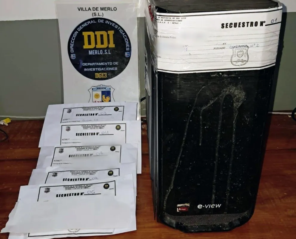 Durante el allanamiento, los efectivos policiales secuestraron un CPU, tres teléfonos celulares, dos reproductores MP3 y una tarjeta de memoria.