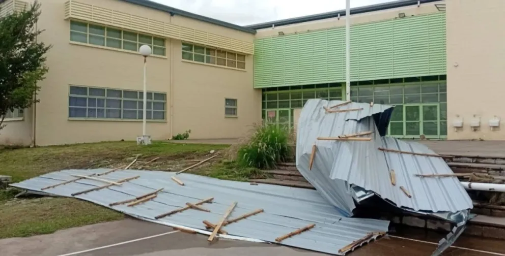 Graves destrozos en el polideportivo del colegio Santiago Besso.