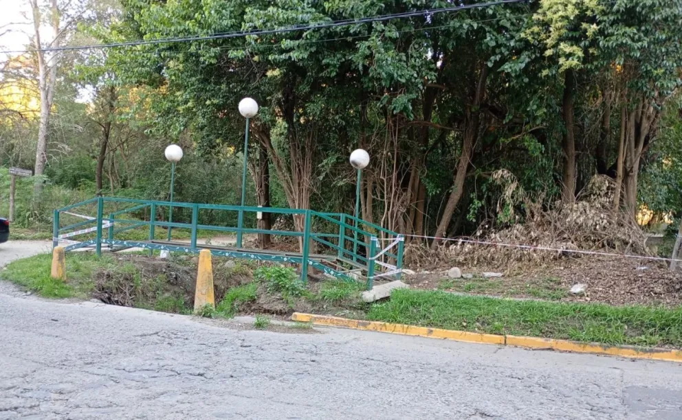 Comenzaron a reparar el puente peatonal sobre el arroyo Juan Peréz.