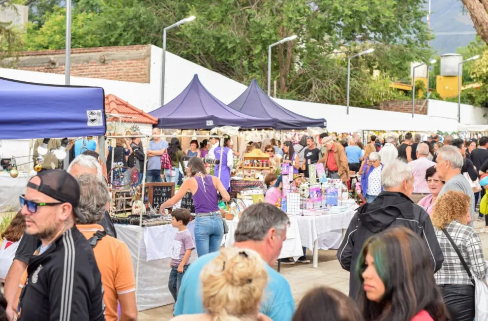 El Mercado Merlino y el Paseo Municipal de Artesanos serán sede de la Feria Navideña, que contará con más de 80 stands de productores locales.