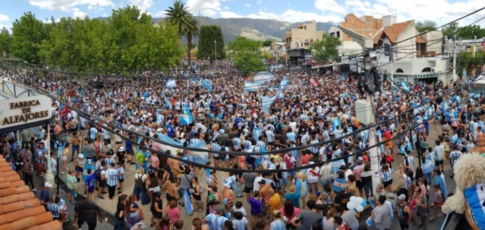 En la Villa de Merlo, ese domingo quedó grabado como una postal imborrable. Todo se tiñó de celeste y blanco.