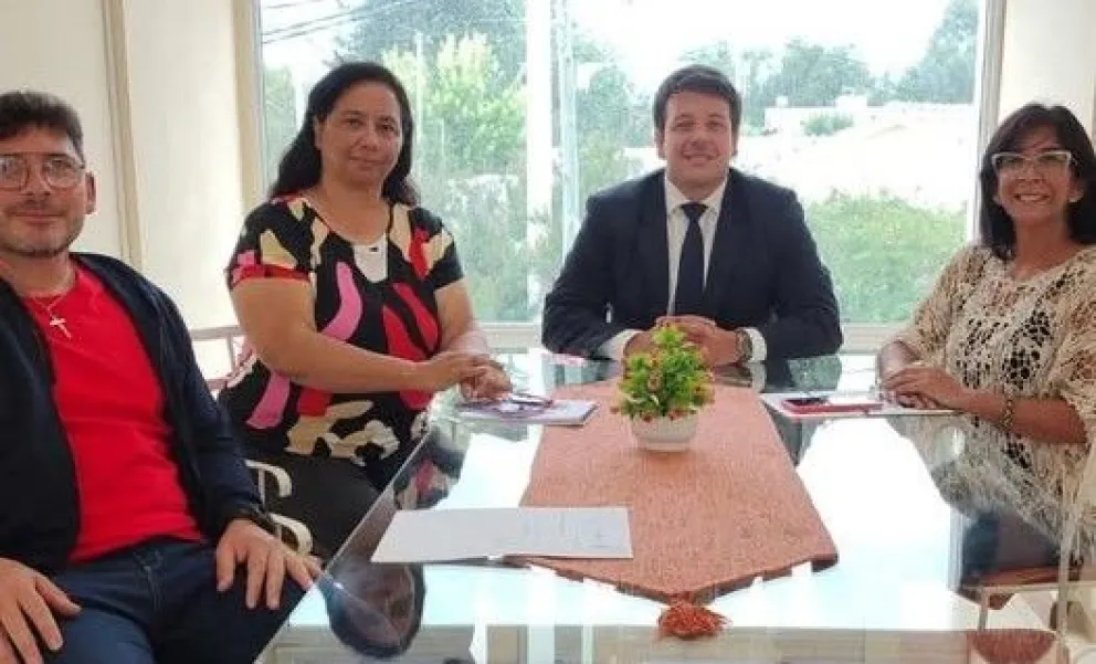 El intendente, Gastón Herrera junto a sus nuevos funcionarios.