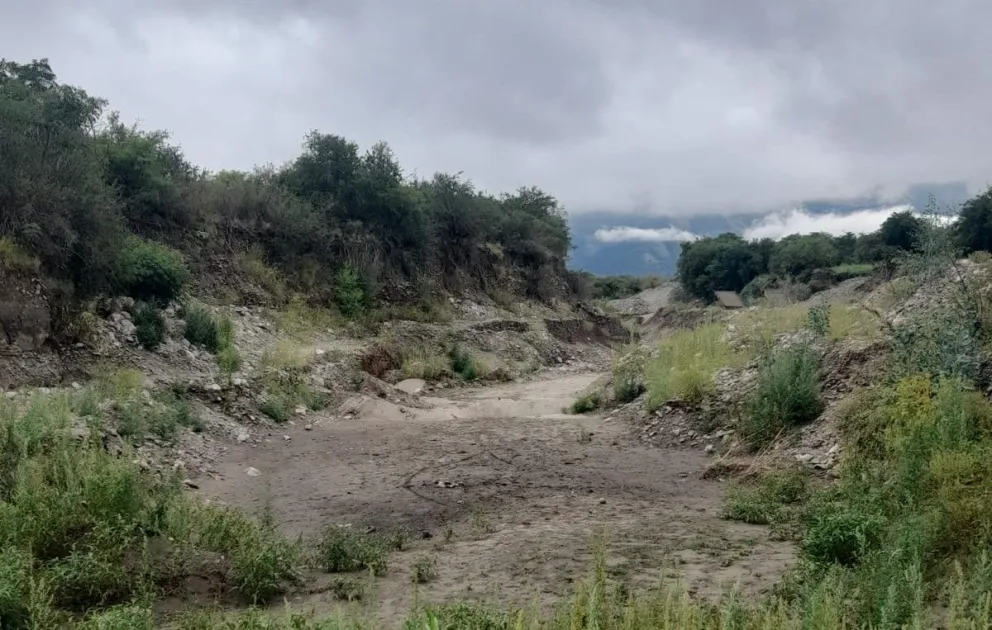 Los habitantes de la zona afectada advierten sobre riesgos ambientales, urbanos y de seguridad vial, entre ellos: El deterioro de la calle Los Huarpes, paralela al arroyo, que continúa socavándose. La erosión del cauce, con aparición de escombros.