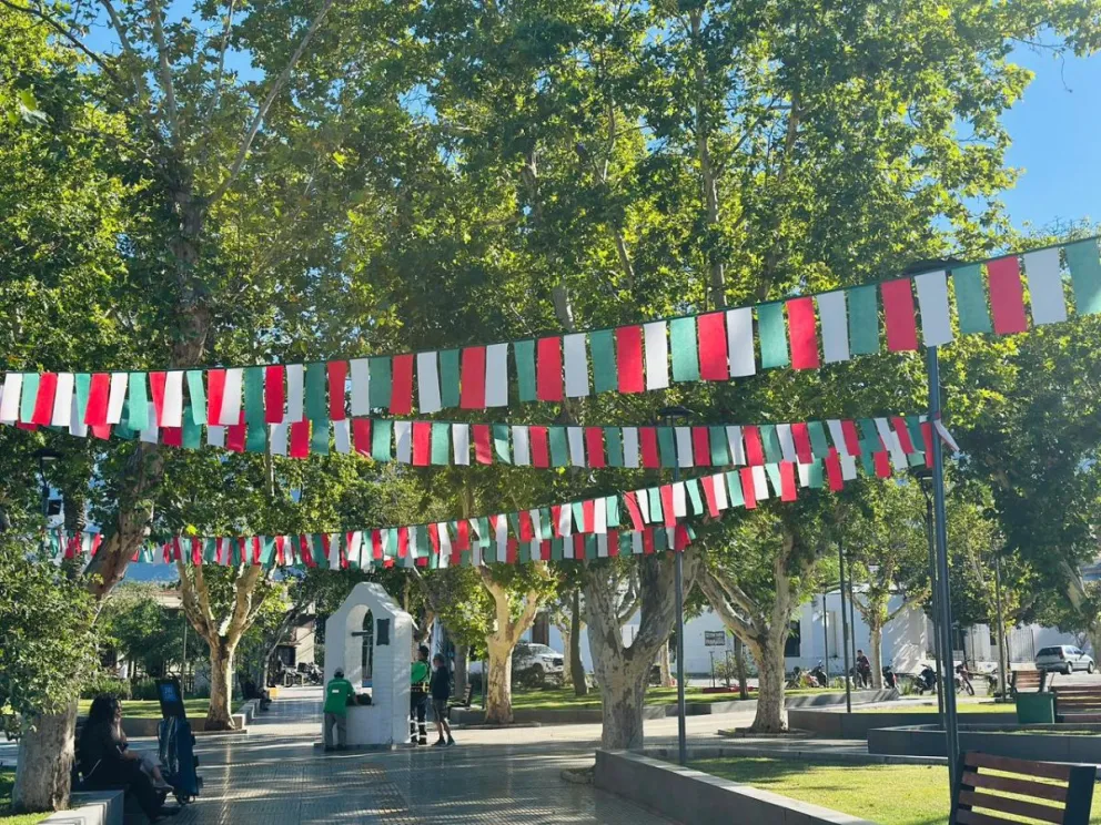 Villa de Merlo y una agenda de actividades para el fin de semana. El viernes 19, la Feria Navideña tendrá un atractivo especial, ya que las actividades se extenderán hacia la Plaza Sobremonte, sumando música en vivo y espectáculos. 