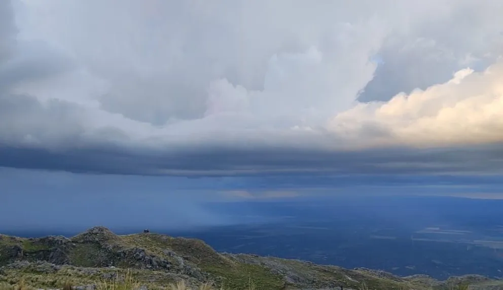 Asi amanececió Merloe este sábado. Vista desde las sierras Coemchingones hacia el valle. Foto El vasco. 