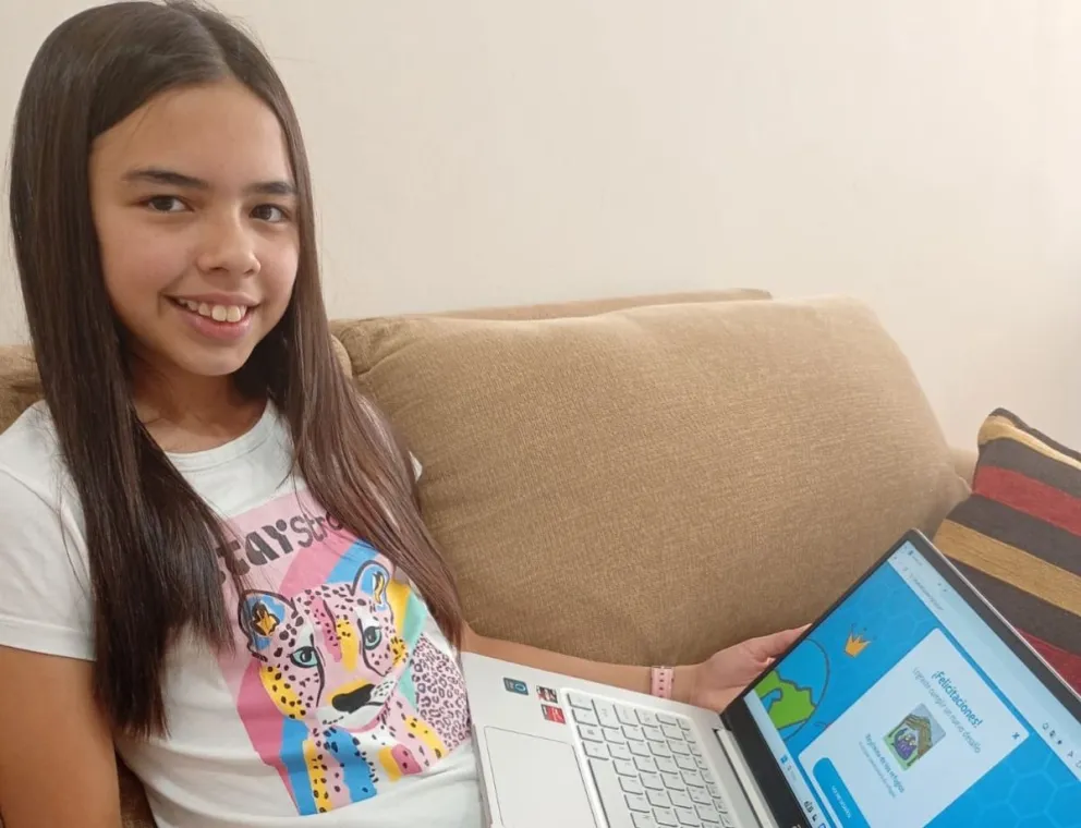 Amparo Pizzarro, de 11 años y La Toma, premiada por la Fundación Leer. Foto autorizada y de Fundación Leer.