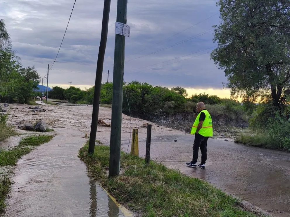 Descienden el agua hacia Merlo tras la intensa lluvia.