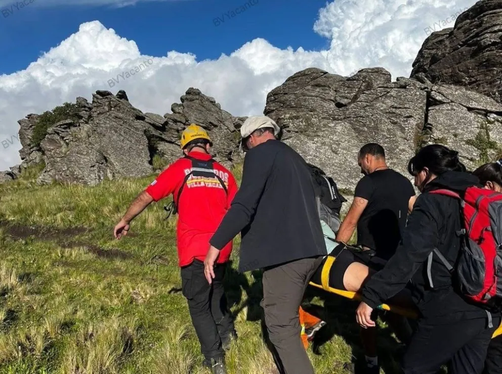 Ascenso complejo y clima incierto: rescate en el sector del avión caído. (Foto: BBVV Yacanto)