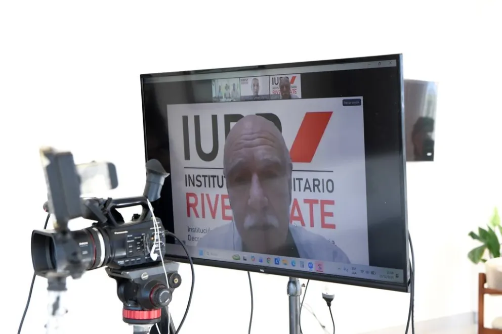 La propuesta académica pertenece al Instituto Universitario River Plate y combina formación teórica virtual con instancias prácticas. 