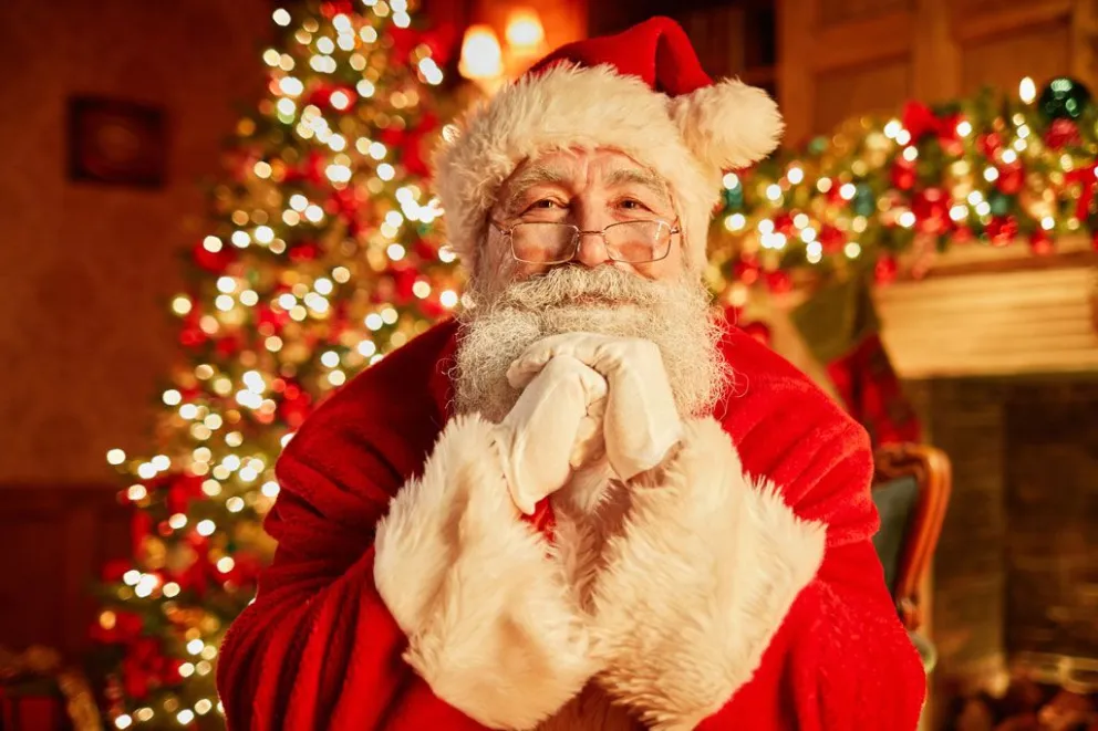 Las raíces de este personaje se remontan a San Nicolás de Bari, un obispo del siglo IV reconocido por sus actos de caridad y ayuda a los más necesitados