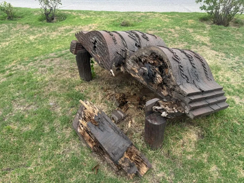 Una escultura hecha con amor, denigrada con impericia. Así está la obra de Juan Carlos Ortega. Foto: gentileza Isidro Ortega.
