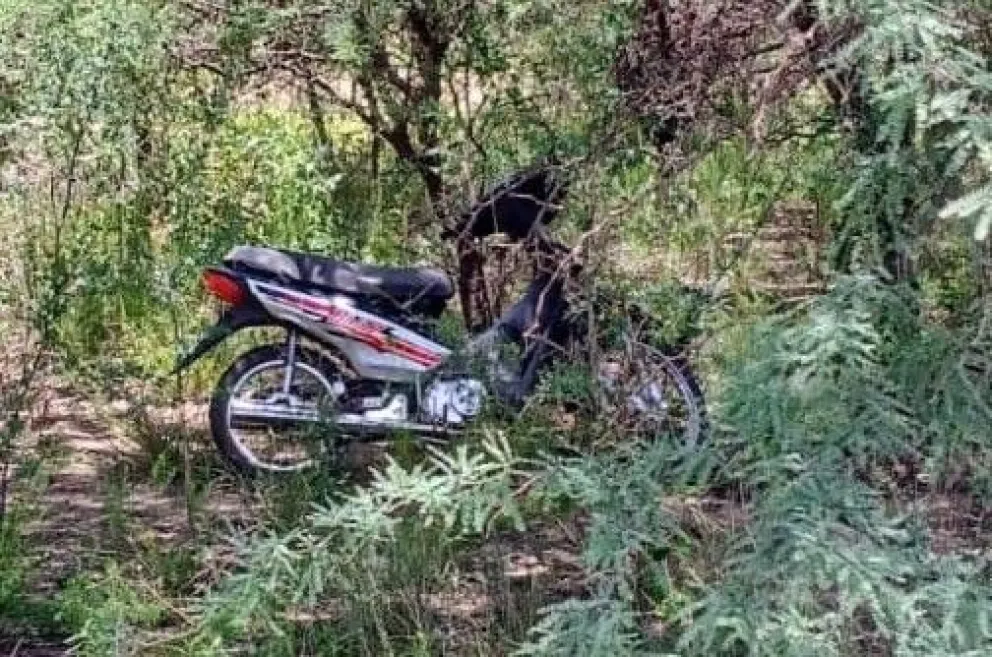 Los efectivos policiales localizaron la motocicleta en estado de abandono en un descampado ubicado a unos 150 metros de la avenida Padre Tavolaro, en el ingreso a Santa Rosa del Conlara.