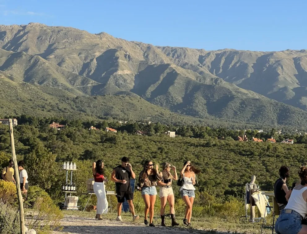 El Viñedo Al Voleo, ubicado en el Paraje Pasos malos, abre sus puertas cada sábado de temporada para ofrecer una experiencia única: música en vivo, coctelería de entorno, sabores serranos y el inconfundible Vermut Al Voleo.