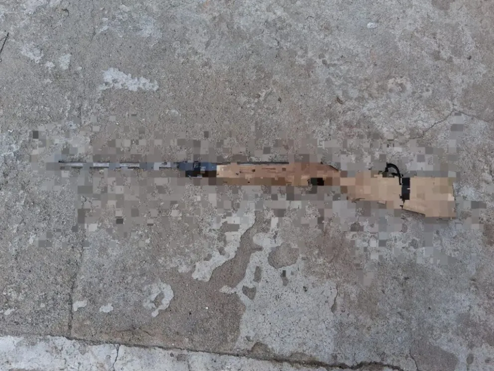 Personal policial procedió al secuestro de un rifle de aire comprimido calibre 5,5. (Foto: Policía de Córdoba/Departamental San Javier)