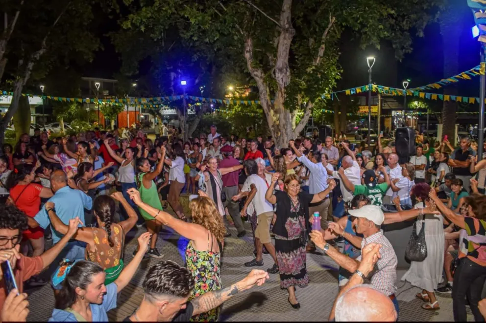 La propuesta se desarrolló en la Plaza Marqués de Sobremonte y contó con la participación de músicos y bailarines merlinos