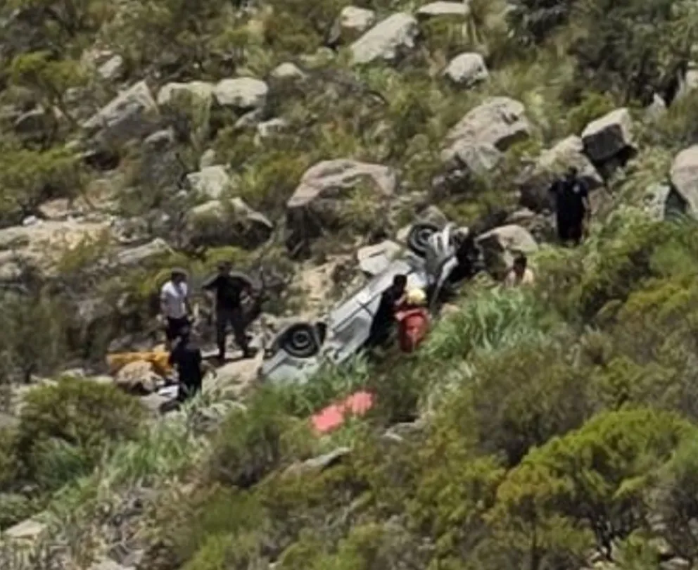El vehículo se despistó y terminó desbarrancando por una de las banquinas, cayendo aproximadamente 80 metros en una zona de terreno rocoso.