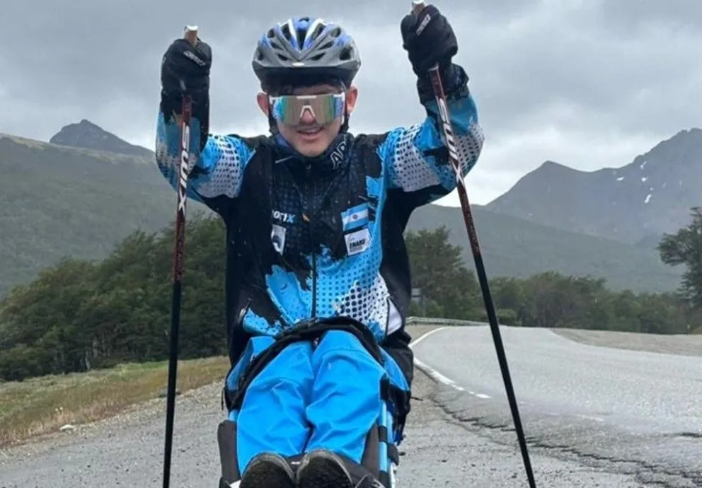 Maxi Juárez, oriundo de Villa de Merlo, practica el esquí de fondo adaptado en Ushuaia. 