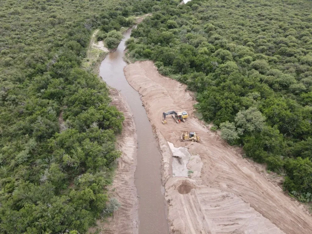 Labores como estas previenen emergencias hídricas, alteraciones del cauce y derrumbes de barranca.