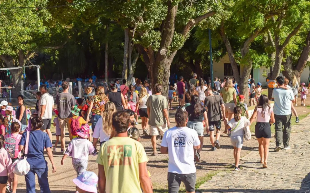 La Colonia Municipal de Verano 2026 inició este lunes en la Villa de Merlo con la participación de más de 400 niños y niñas