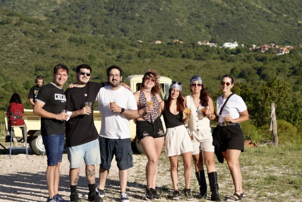 Al pie de las sierras de los Coemchingones, una propuesta todos los sábados para acompañar el atardecer. 