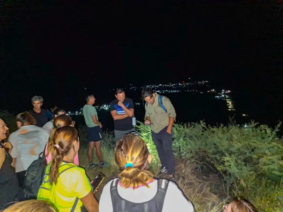 Bajo la luz de la luna, vecinos y turistas compartieron un recorrido por el Cerro La Bandera.