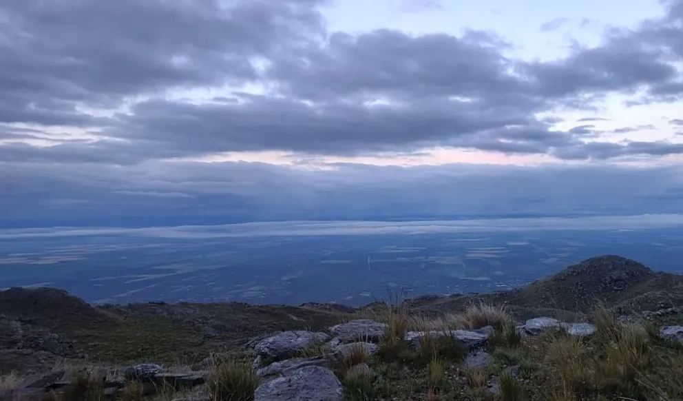 Villa de Merlo amaneció con nubosidad este viernes, después de lluvias intensas que acumularon más de 50 mm. Foto gentileza El Vasco.