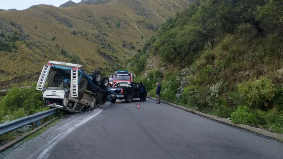 Vuelco de un trailer con un vehículo todo terreno oblicó a cortar el camino al filo.