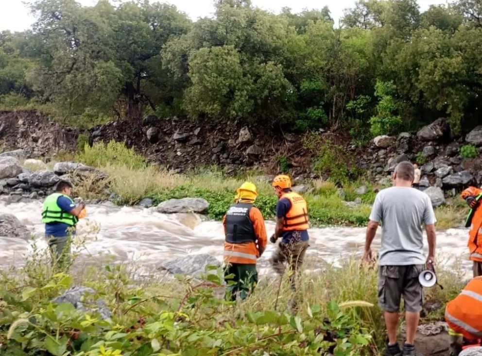 Cuatro turistas atrapados por la crecida del arroyo de Los Molles.