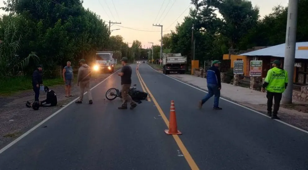 Accidente por alcance entre una motocicleta y camión deja como saldo un joven con lesiones graves en Traslasierra. 