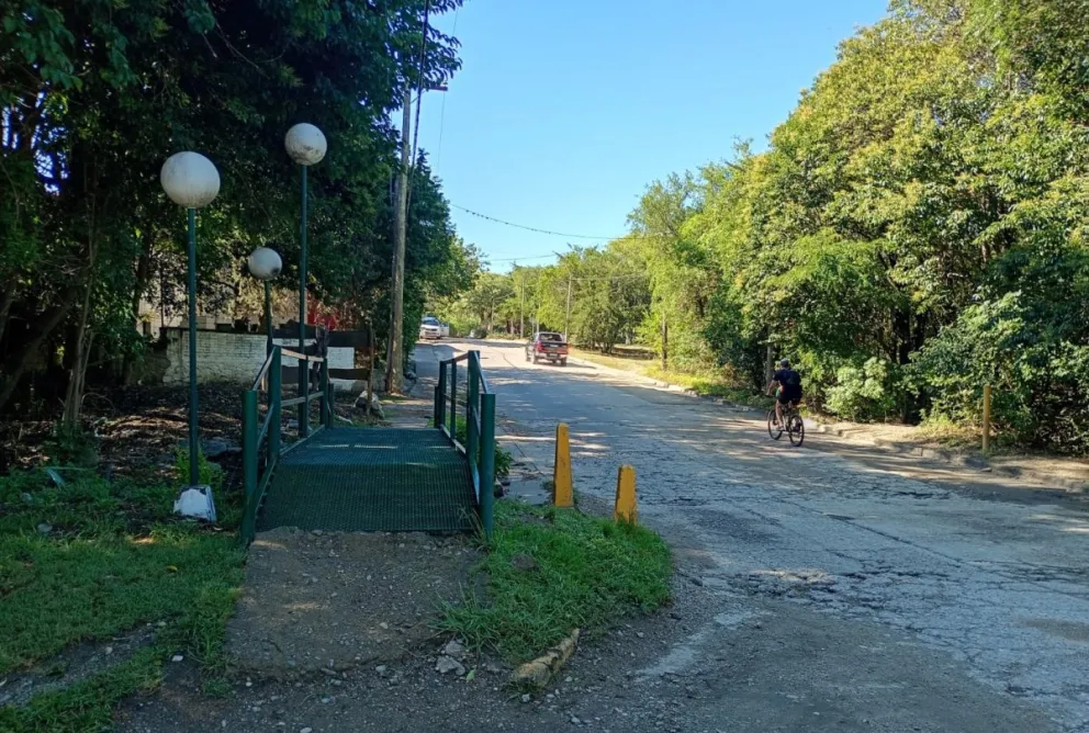 Durante los últimos días, personal municipal finalizó la reparación de la estructura del puente peatonal sobre el arroyo Juan Pérez.