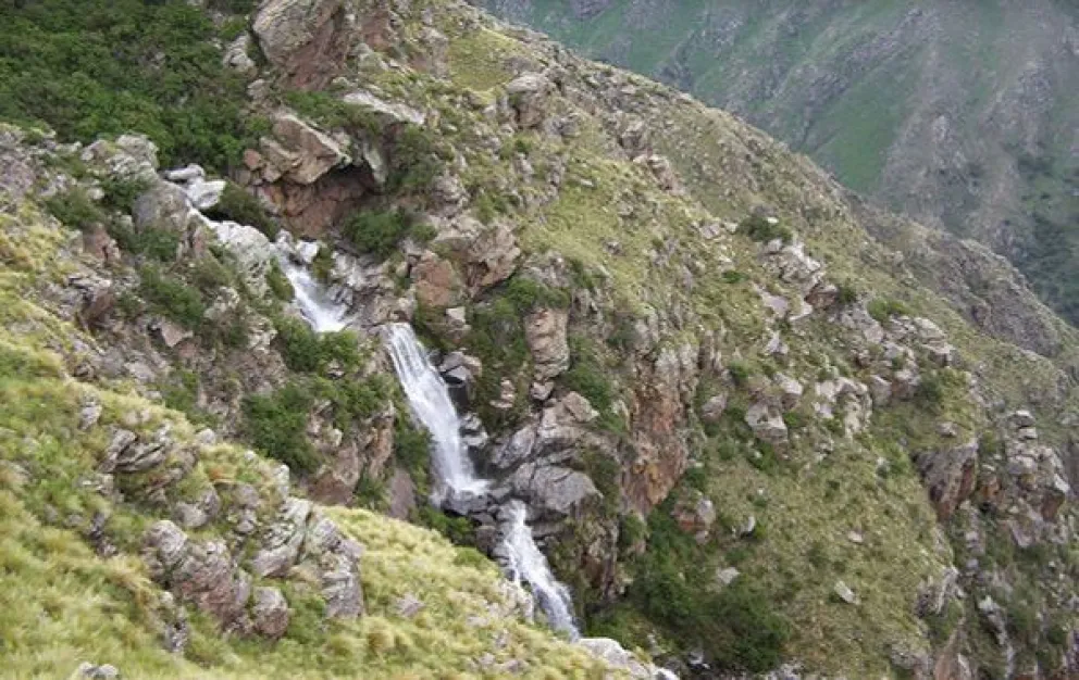 El atractivo natural está formado por siete saltos que nacen del arroyo Los Molles.
