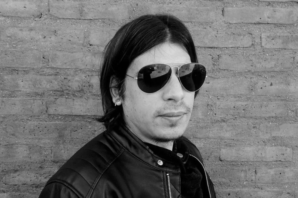 Juan Ever es guionista y director de cine graduado en la Universidad de La Punta (ULP). Allí realizó numerosos cortometrajes ligados al género de suspenso, entre los que se destacan ‘Atrapada en el pasado’ (2015) y ‘Síncope’ (2016). 