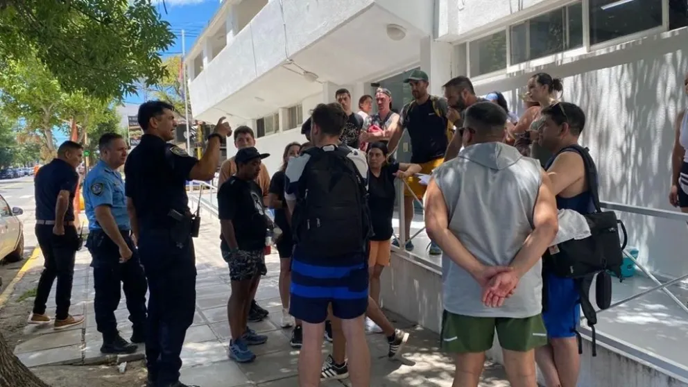 Tras el hecho, los turistas se dirigieron a la Unidad Judicial de Villa Carlos Paz, donde todos se encuentran realizando las denuncias. (Foto: Diario de Carlos Paz)