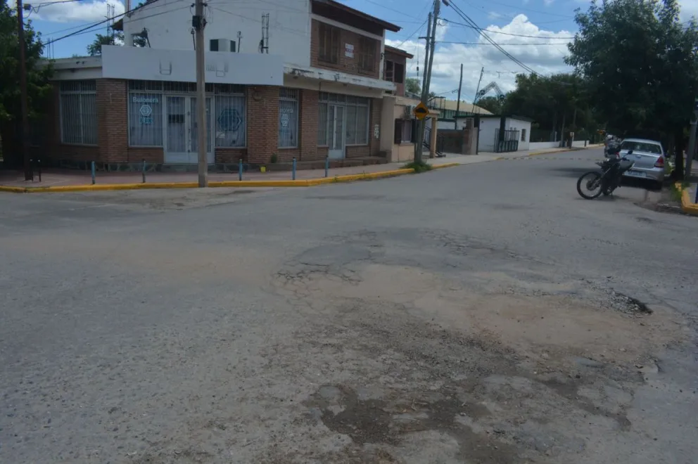 Uno de los baches por rotura del pavimento para arreglar una pérdida de agua. 