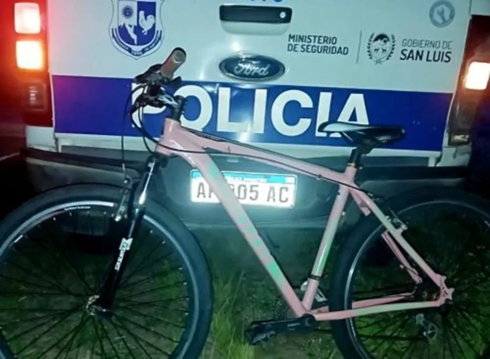 Personal policial de la Subcomisaría Nº 16 de Villa Larca logró recuperar una bicicleta que había sido sustraída del patio de un domicilio de la localidad de Papagayos. (Foto: Policía de San Luis)
